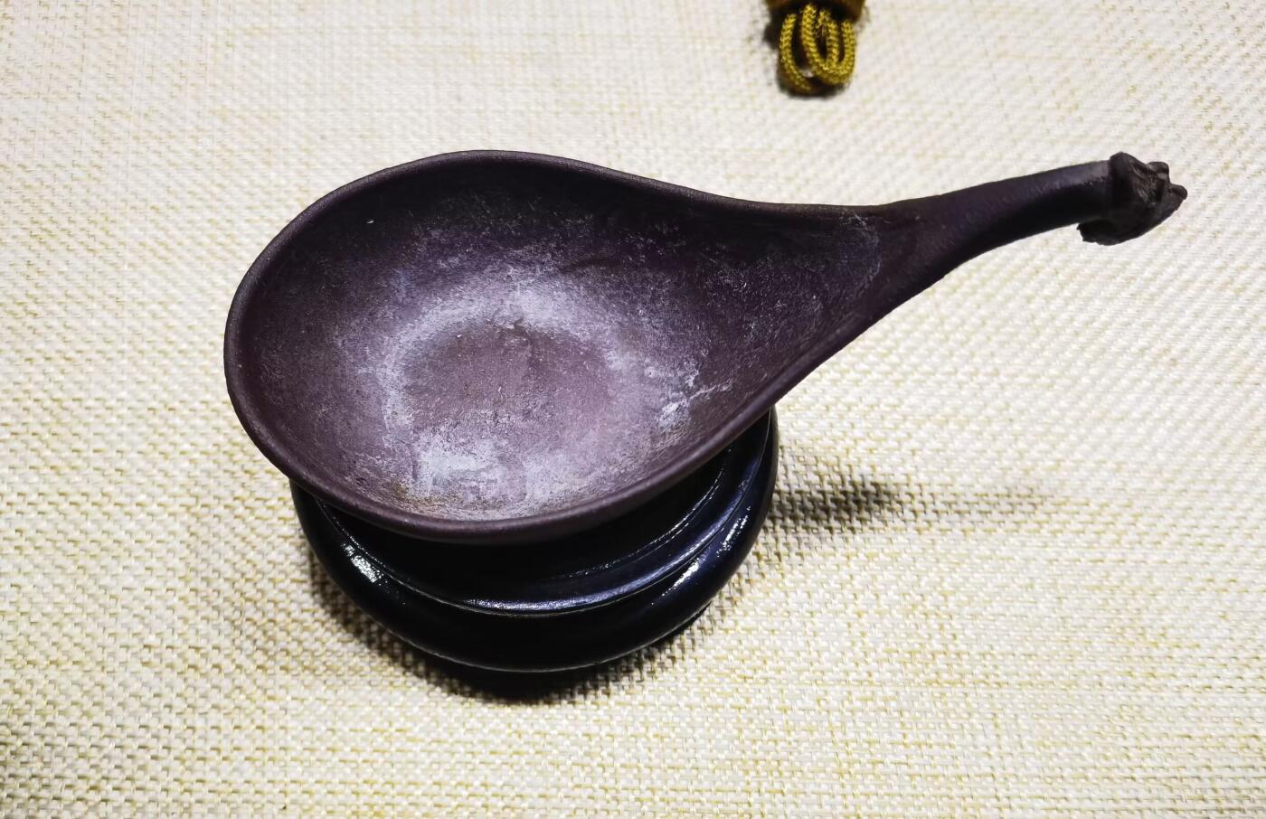 紫砂凤头勺是明代至清代流行的食具造型特征
紫砂凤头勺通常为凤首造型，勺柄雕刻凤凰头部形象，尾部延伸为勺柄，整体造型融合了传统凤纹装饰与紫砂工艺。尺寸：9cm＊4.5cm