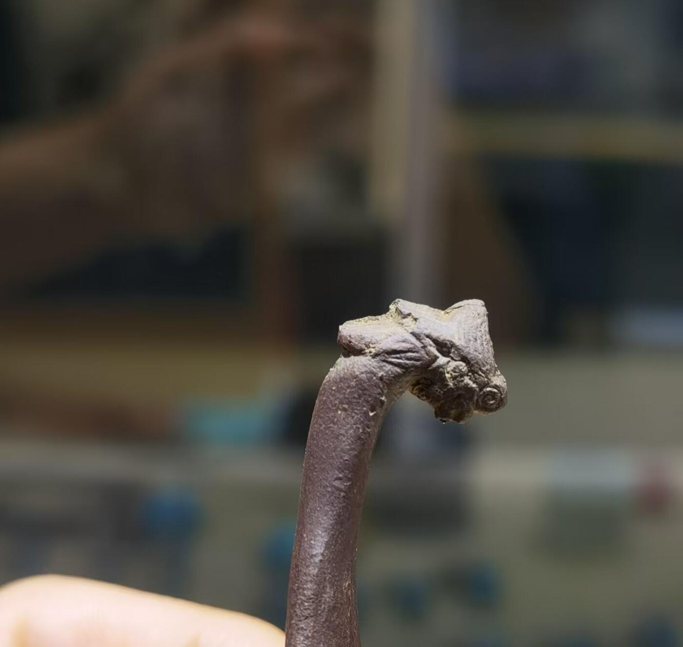 紫砂凤头勺是明代至清代流行的食具造型特征
紫砂凤头勺通常为凤首造型，勺柄雕刻凤凰头部形象，尾部延伸为勺柄，整体造型融合了传统凤纹装饰与紫砂工艺。尺寸：9cm＊4.5cm