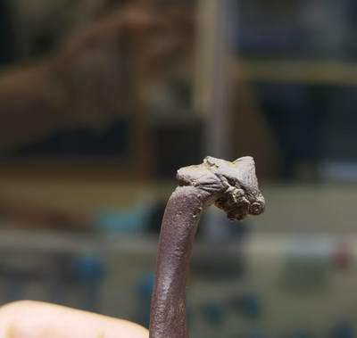 紫砂凤头勺是明代至清代流行的食具造型特征
紫砂凤头勺通常为凤首造型，勺柄雕刻凤凰头部形象，尾部延伸为勺柄，整体造型融合了传统凤纹装饰与紫砂工艺。尺寸：9cm＊4.5cm