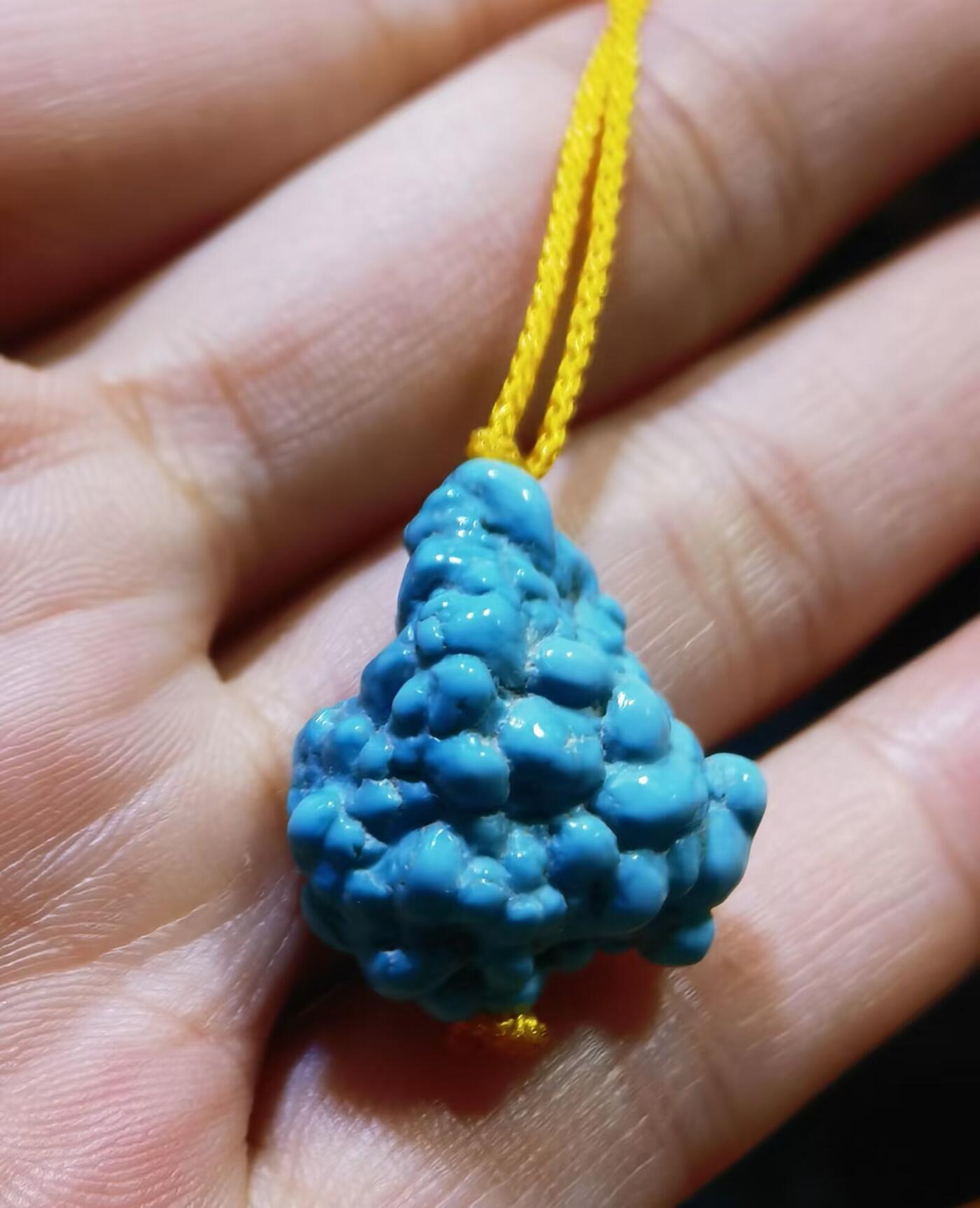 玉化绿松石异形吊坠挂件锁骨链，纯天然原矿绿松石，无沁色、无柱胶、无过蜡，瓷度极高已玉化导致拍摄反光，实物更惊艳！非市面上通货，佩戴与众不同！