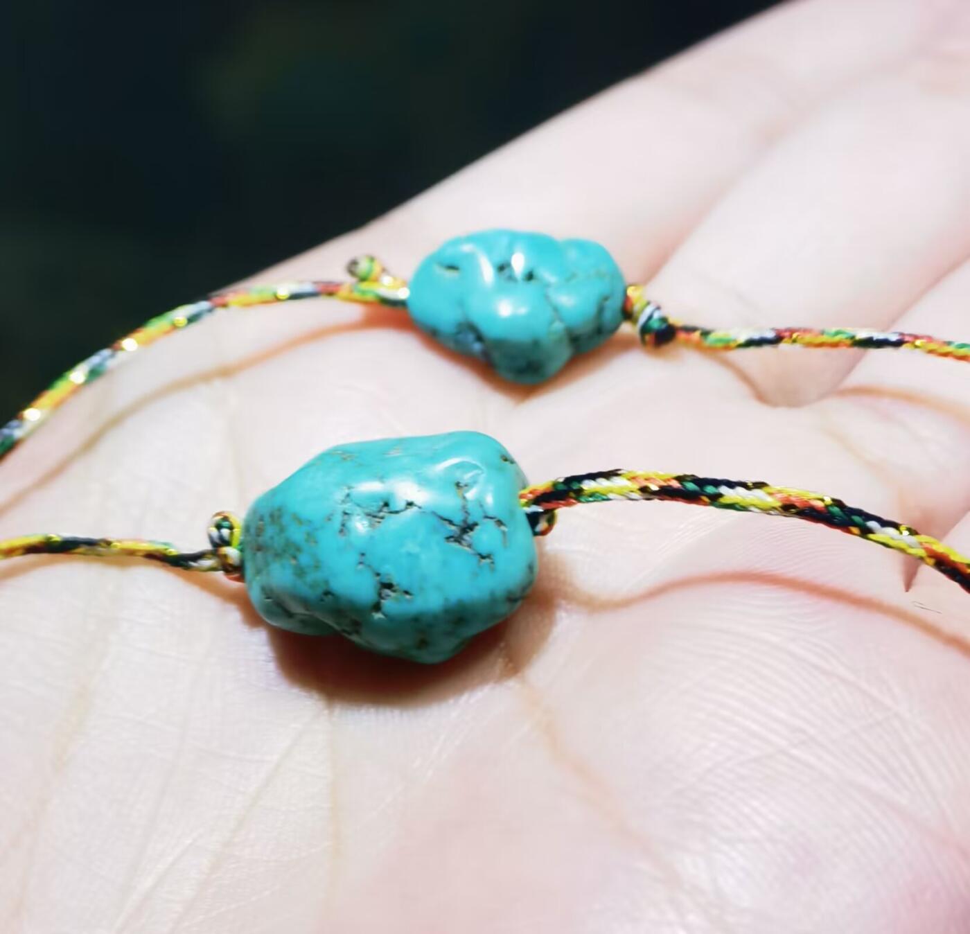 纯天然原矿绿松石随型项链锁骨链女款，纯天然原矿，无任何优化，手捻清脆瓷度较高，因纯天然无柱胶无过蜡可见天然石纹缝隙等！佩戴即变色！品相如图