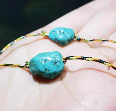 纯天然原矿绿松石随型项链锁骨链女款，纯天然原矿，无任何优化，手捻清脆瓷度较高，因纯天然无柱胶无过蜡可见天然石纹缝隙等！佩戴即变色！品相如图