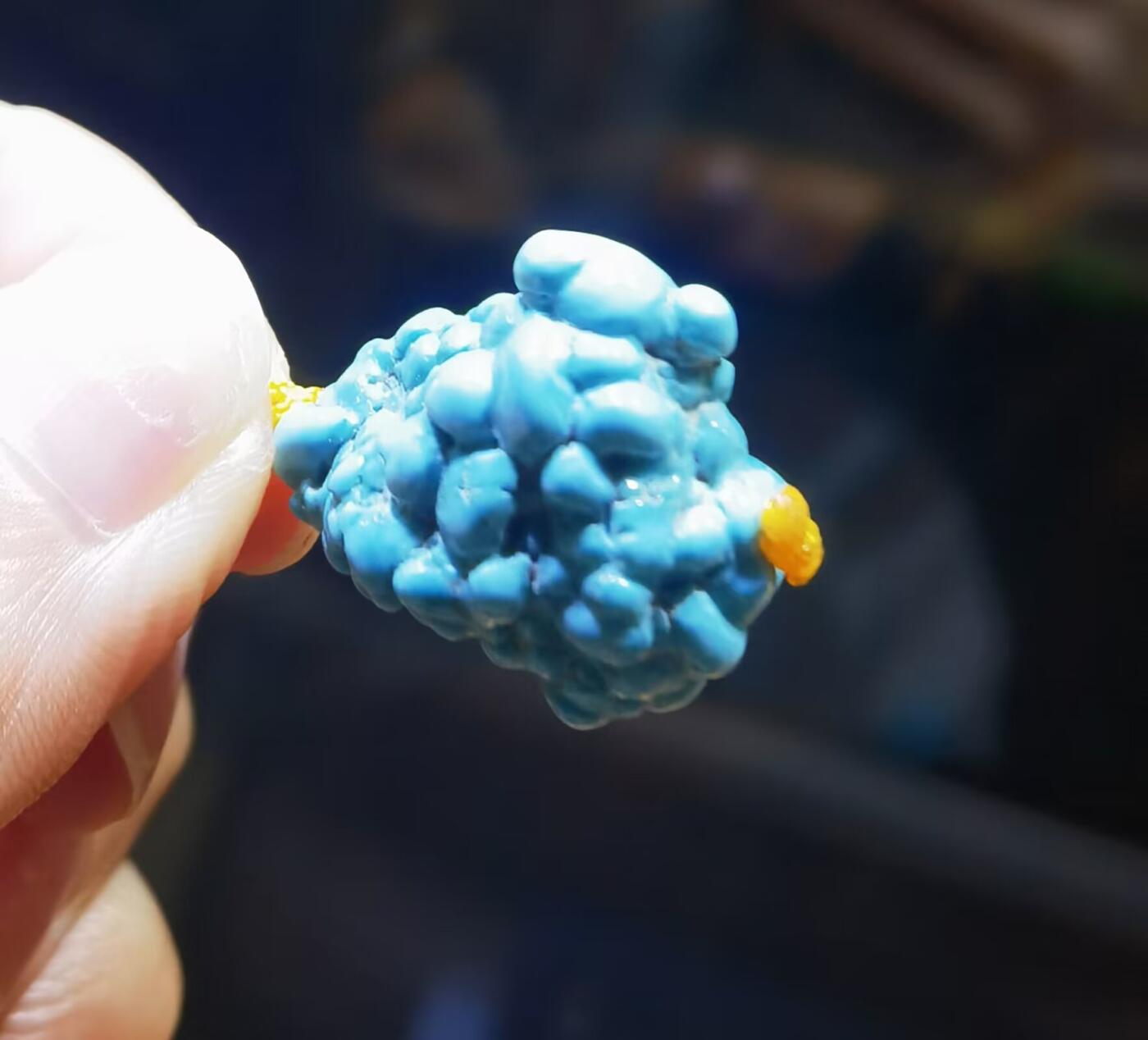 玉化绿松石异形吊坠挂件锁骨链，纯天然原矿绿松石，无沁色、无柱胶、无过蜡，瓷度极高已玉化导致拍摄反光，实物更惊艳！非市面上通货，佩戴与众不同！