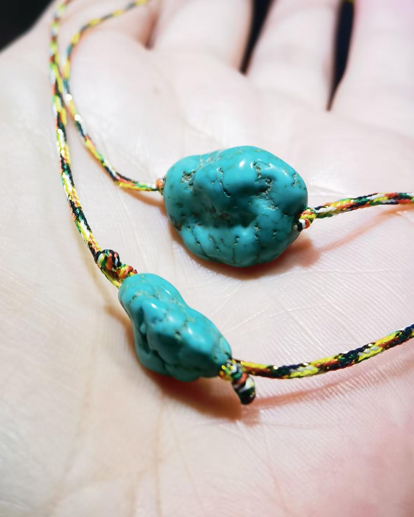 纯天然原矿绿松石随型项链锁骨链女款，纯天然原矿，无任何优化，手捻清脆瓷度较高，因纯天然无柱胶无过蜡可见天然石纹缝隙等！佩戴即变色！品相如图