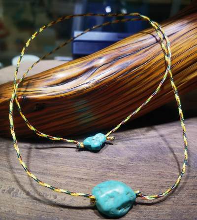 纯天然原矿绿松石随型项链锁骨链女款，纯天然原矿，无任何优化，手捻清脆瓷度较高，因纯天然无柱胶无过蜡可见天然石纹缝隙等！佩戴即变色！品相如图