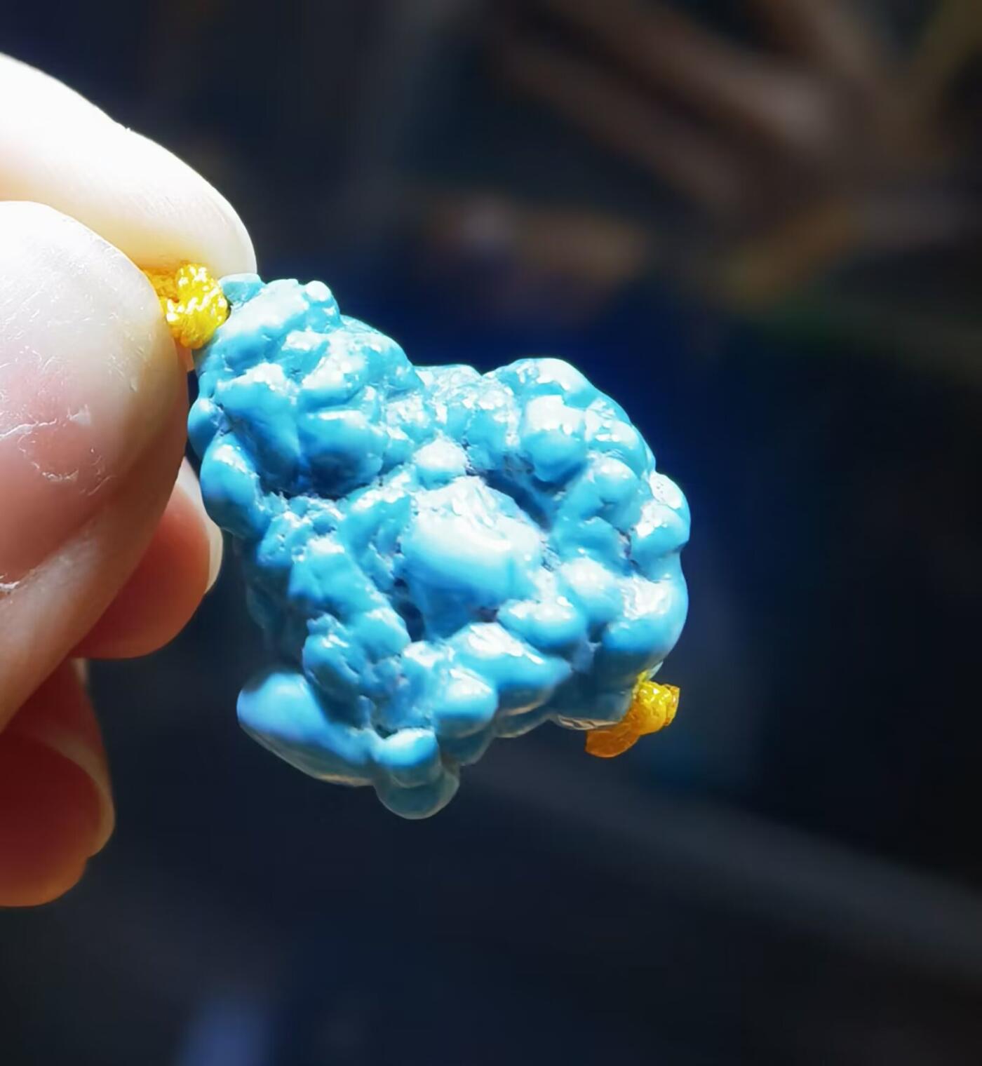 玉化绿松石异形吊坠挂件锁骨链，纯天然原矿绿松石，无沁色、无柱胶、无过蜡，瓷度极高已玉化导致拍摄反光，实物更惊艳！非市面上通货，佩戴与众不同！