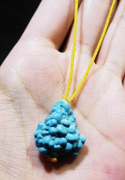 玉化绿松石异形吊坠挂件锁骨链，纯天然原矿绿松石，无沁色、无柱胶、无过蜡，瓷度极高已玉化导致拍摄反光，实物更惊艳！非市面上通货，佩戴与众不同！