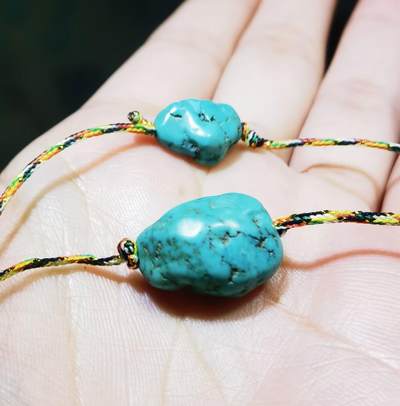 纯天然原矿绿松石随型项链锁骨链女款，纯天然原矿，无任何优化，手捻清脆瓷度较高，因纯天然无柱胶无过蜡可见天然石纹缝隙等！佩戴即变色！品相如图