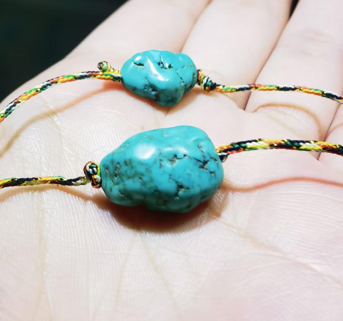 纯天然原矿绿松石随型项链锁骨链女款，纯天然原矿，无任何优化，手捻清脆瓷度较高，因纯天然无柱胶无过蜡可见天然石纹缝隙等！佩戴即变色！品相如图