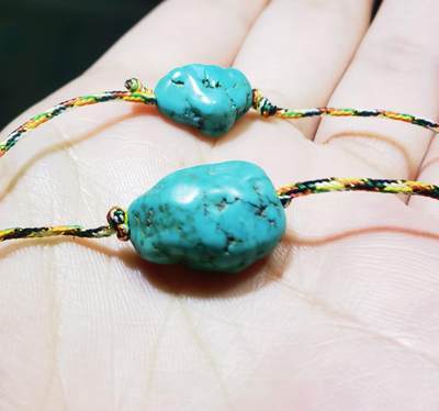 纯天然原矿绿松石随型项链锁骨链女款，纯天然原矿，无任何优化，手捻清脆瓷度较高，因纯天然无柱胶无过蜡可见天然石纹缝隙等！佩戴即变色！品相如图