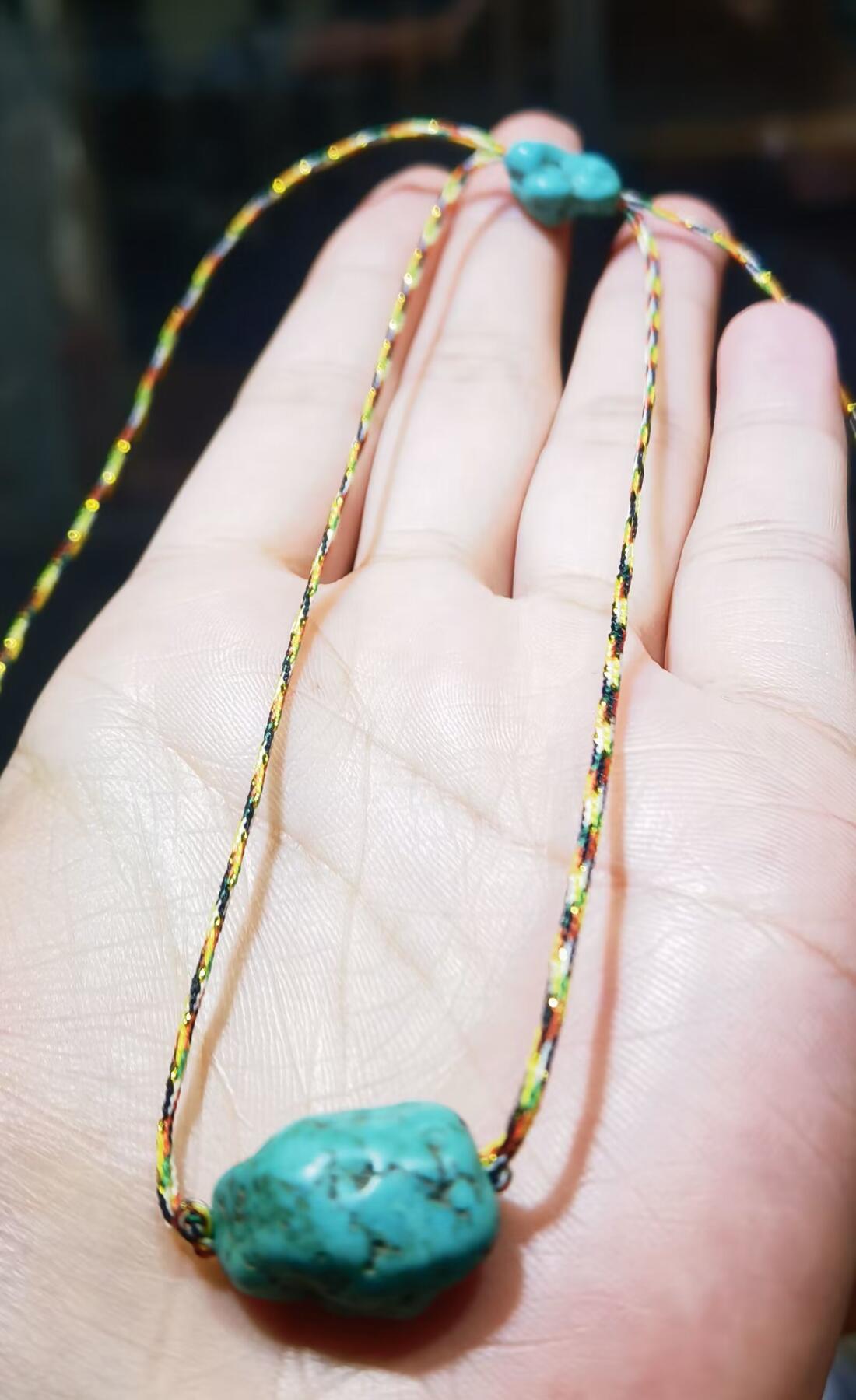 纯天然原矿绿松石随型项链锁骨链女款，纯天然原矿，无任何优化，手捻清脆瓷度较高，因纯天然无柱胶无过蜡可见天然石纹缝隙等！佩戴即变色！品相如图