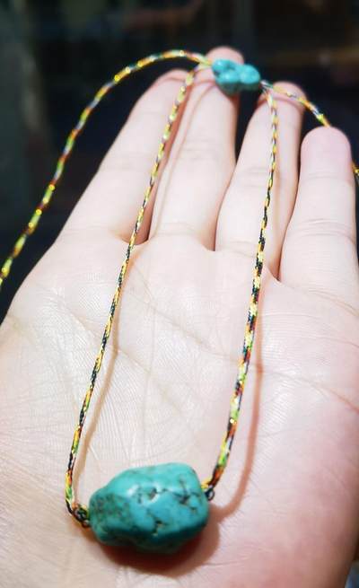 纯天然原矿绿松石随型项链锁骨链女款，纯天然原矿，无任何优化，手捻清脆瓷度较高，因纯天然无柱胶无过蜡可见天然石纹缝隙等！佩戴即变色！品相如图