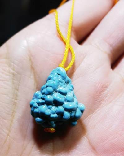 玉化绿松石异形吊坠挂件锁骨链，纯天然原矿绿松石，无沁色、无柱胶、无过蜡，瓷度极高已玉化导致拍摄反光，实物更惊艳！非市面上通货，佩戴与众不同！