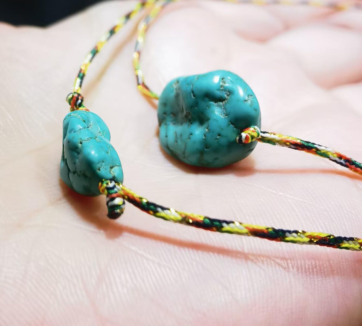 纯天然原矿绿松石随型项链锁骨链女款，纯天然原矿，无任何优化，手捻清脆瓷度较高，因纯天然无柱胶无过蜡可见天然石纹缝隙等！佩戴即变色！品相如图