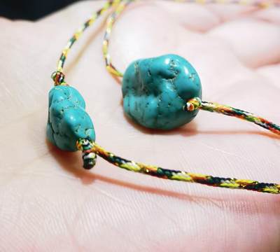 纯天然原矿绿松石随型项链锁骨链女款，纯天然原矿，无任何优化，手捻清脆瓷度较高，因纯天然无柱胶无过蜡可见天然石纹缝隙等！佩戴即变色！品相如图