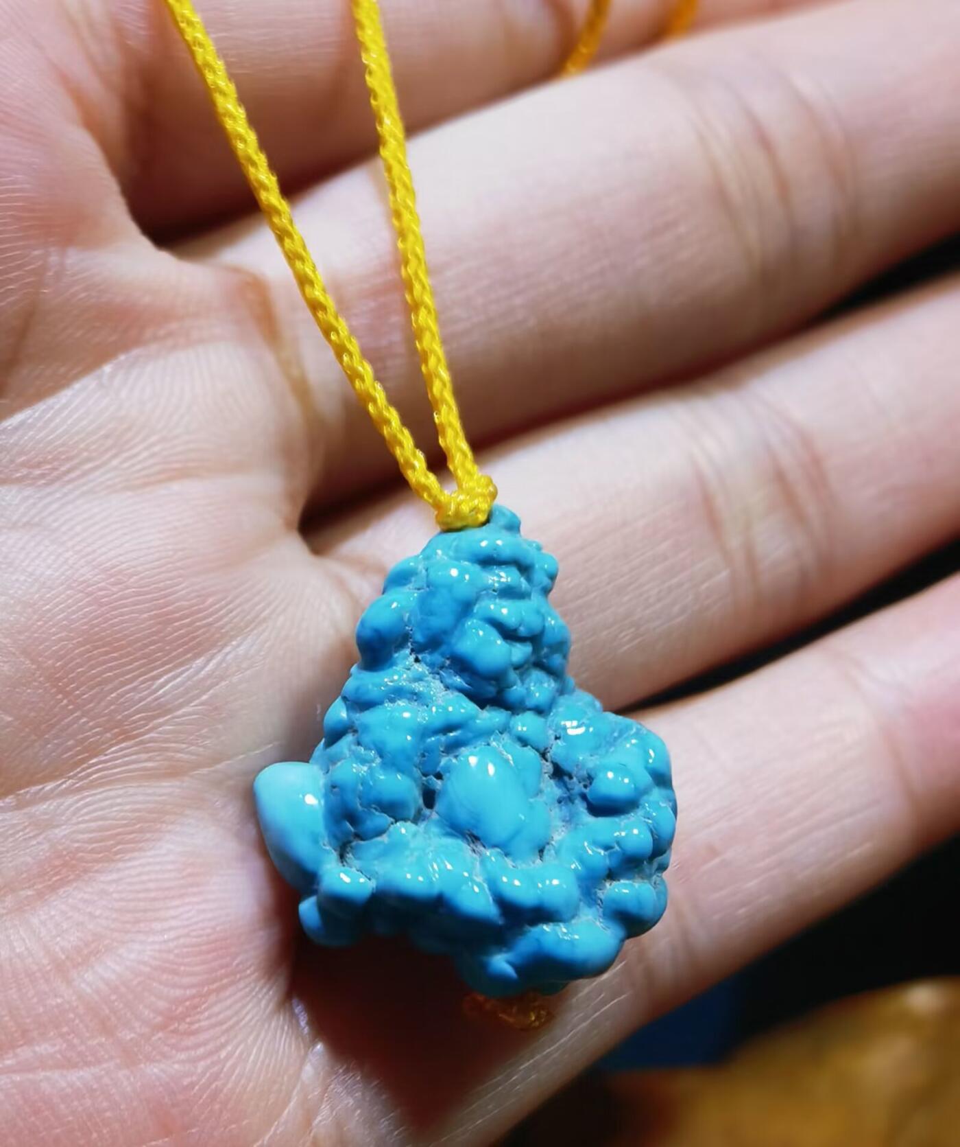 玉化绿松石异形吊坠挂件锁骨链，纯天然原矿绿松石，无沁色、无柱胶、无过蜡，瓷度极高已玉化导致拍摄反光，实物更惊艳！非市面上通货，佩戴与众不同！