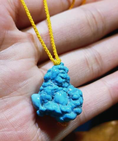 玉化绿松石异形吊坠挂件锁骨链，纯天然原矿绿松石，无沁色、无柱胶、无过蜡，瓷度极高已玉化导致拍摄反光，实物更惊艳！非市面上通货，佩戴与众不同！