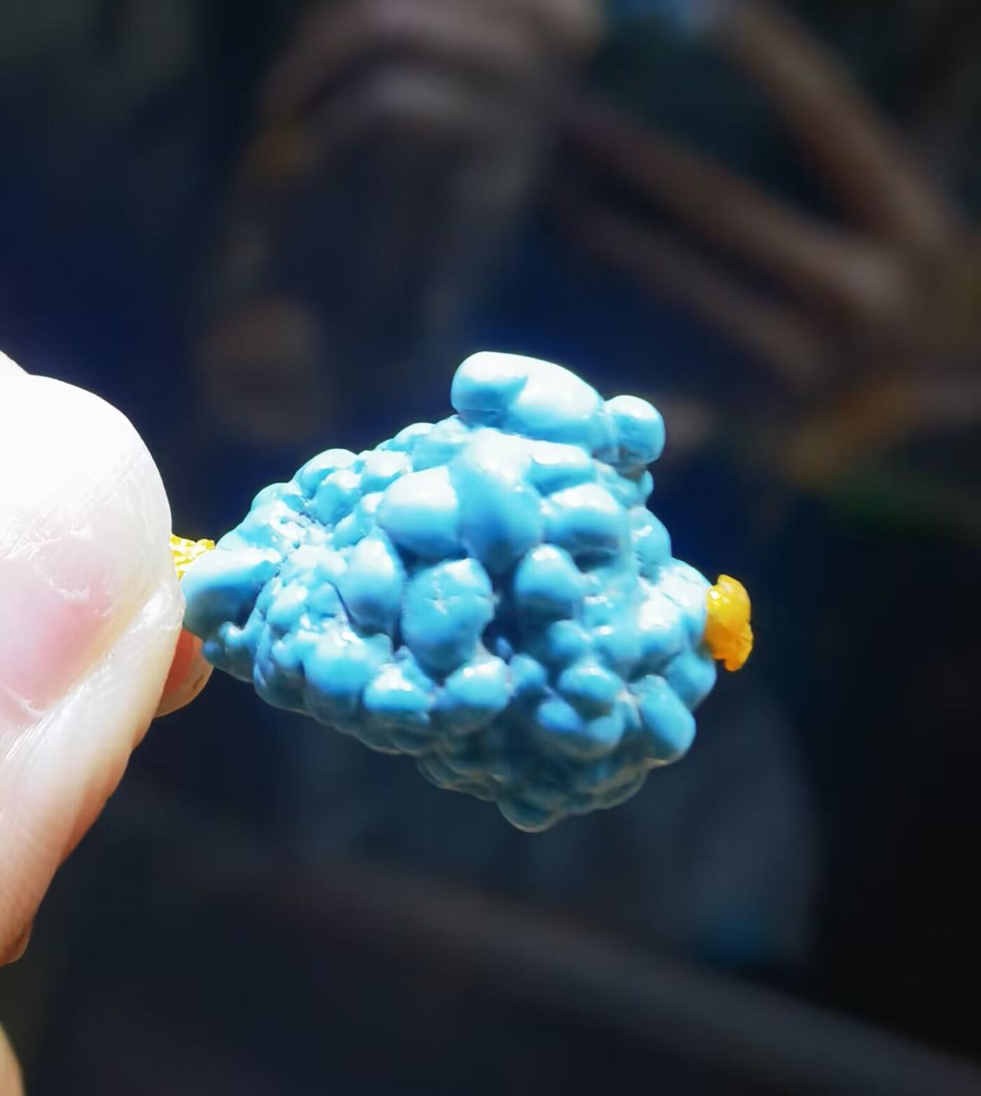 玉化绿松石异形吊坠挂件锁骨链，纯天然原矿绿松石，无沁色、无柱胶、无过蜡，瓷度极高已玉化导致拍摄反光，实物更惊艳！非市面上通货，佩戴与众不同！