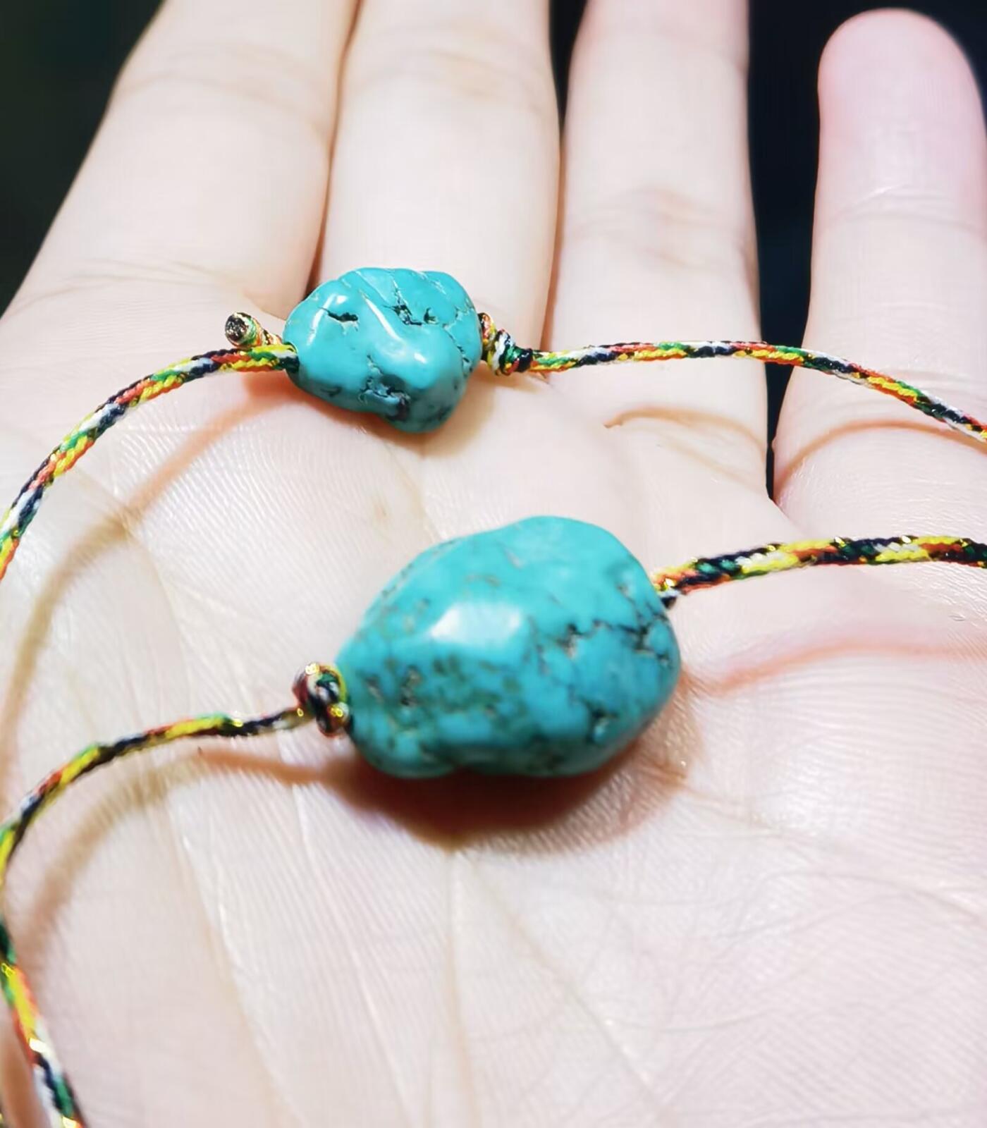 纯天然原矿绿松石随型项链锁骨链女款，纯天然原矿，无任何优化，手捻清脆瓷度较高，因纯天然无柱胶无过蜡可见天然石纹缝隙等！佩戴即变色！品相如图