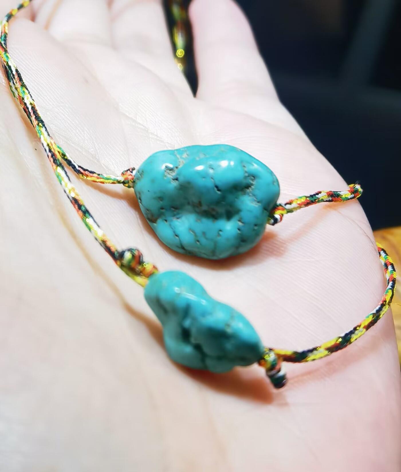 纯天然原矿绿松石随型项链锁骨链女款，纯天然原矿，无任何优化，手捻清脆瓷度较高，因纯天然无柱胶无过蜡可见天然石纹缝隙等！佩戴即变色！品相如图