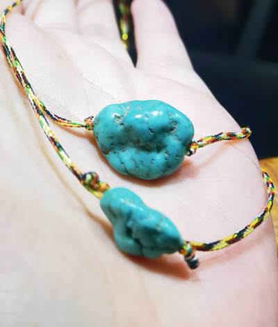 纯天然原矿绿松石随型项链锁骨链女款，纯天然原矿，无任何优化，手捻清脆瓷度较高，因纯天然无柱胶无过蜡可见天然石纹缝隙等！佩戴即变色！品相如图