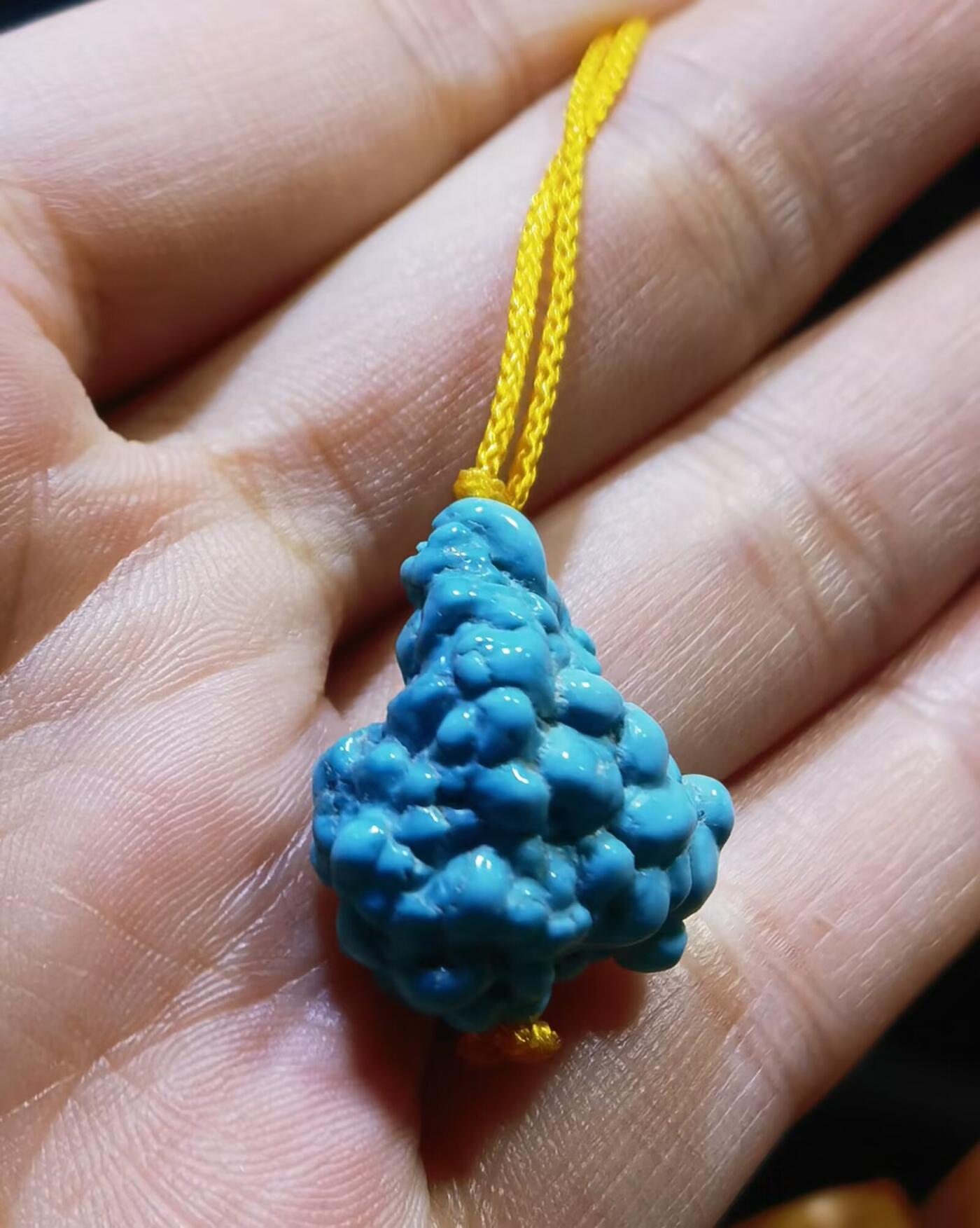 玉化绿松石异形吊坠挂件锁骨链，纯天然原矿绿松石，无沁色、无柱胶、无过蜡，瓷度极高已玉化导致拍摄反光，实物更惊艳！非市面上通货，佩戴与众不同！