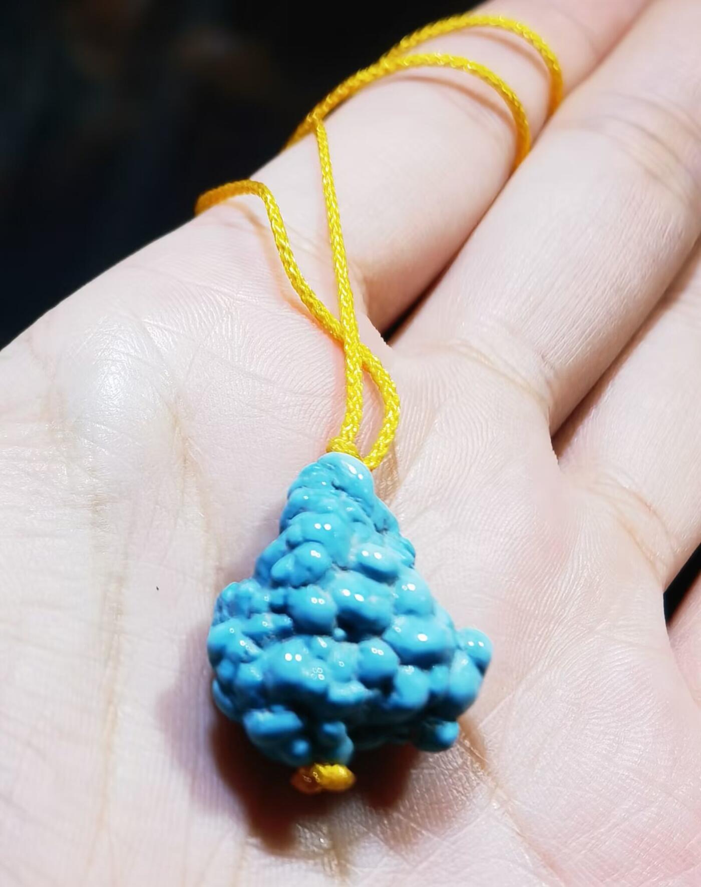 玉化绿松石异形吊坠挂件锁骨链，纯天然原矿绿松石，无沁色、无柱胶、无过蜡，瓷度极高已玉化导致拍摄反光，实物更惊艳！非市面上通货，佩戴与众不同！