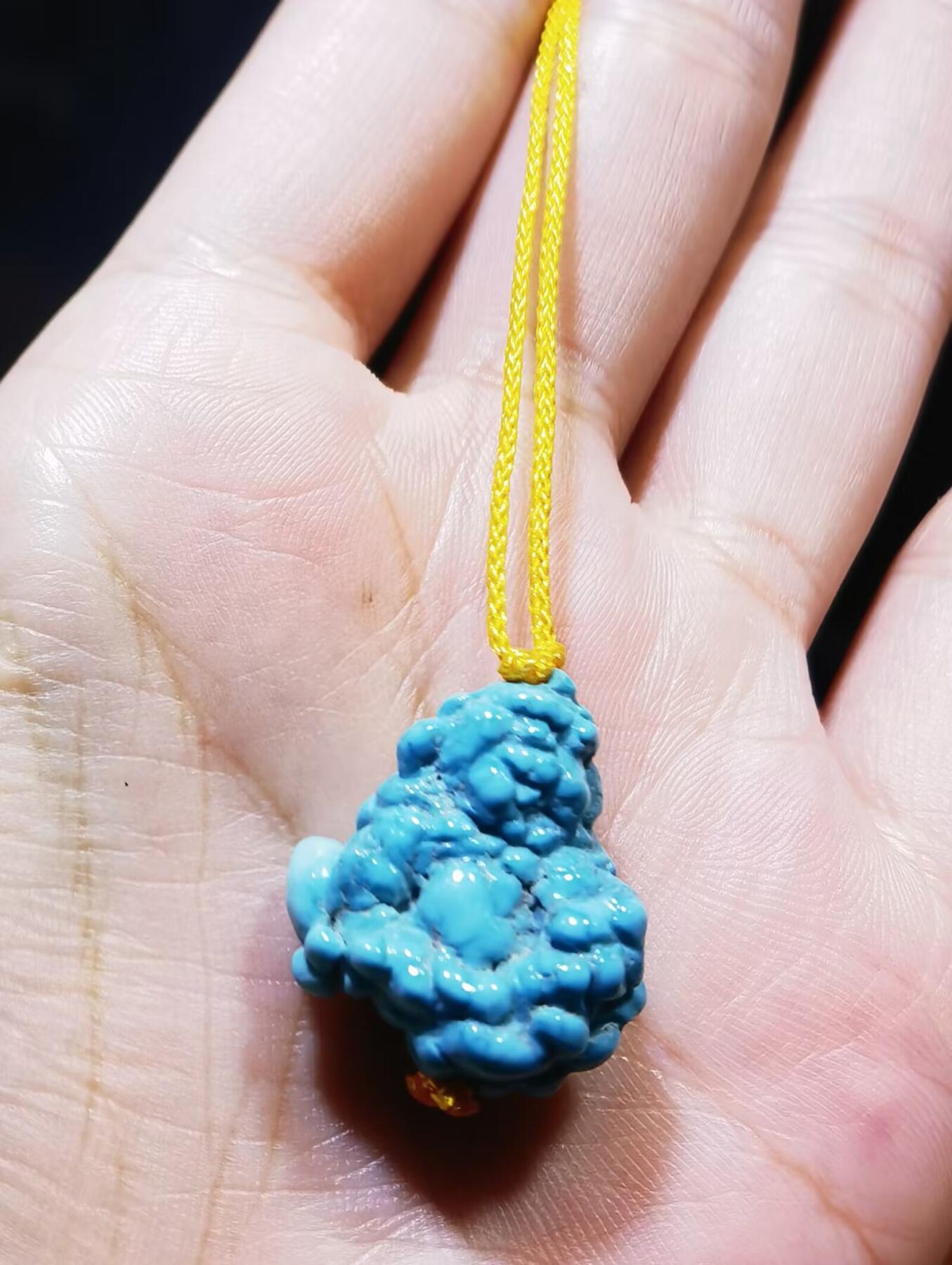 玉化绿松石异形吊坠挂件锁骨链，纯天然原矿绿松石，无沁色、无柱胶、无过蜡，瓷度极高已玉化导致拍摄反光，实物更惊艳！非市面上通货，佩戴与众不同！