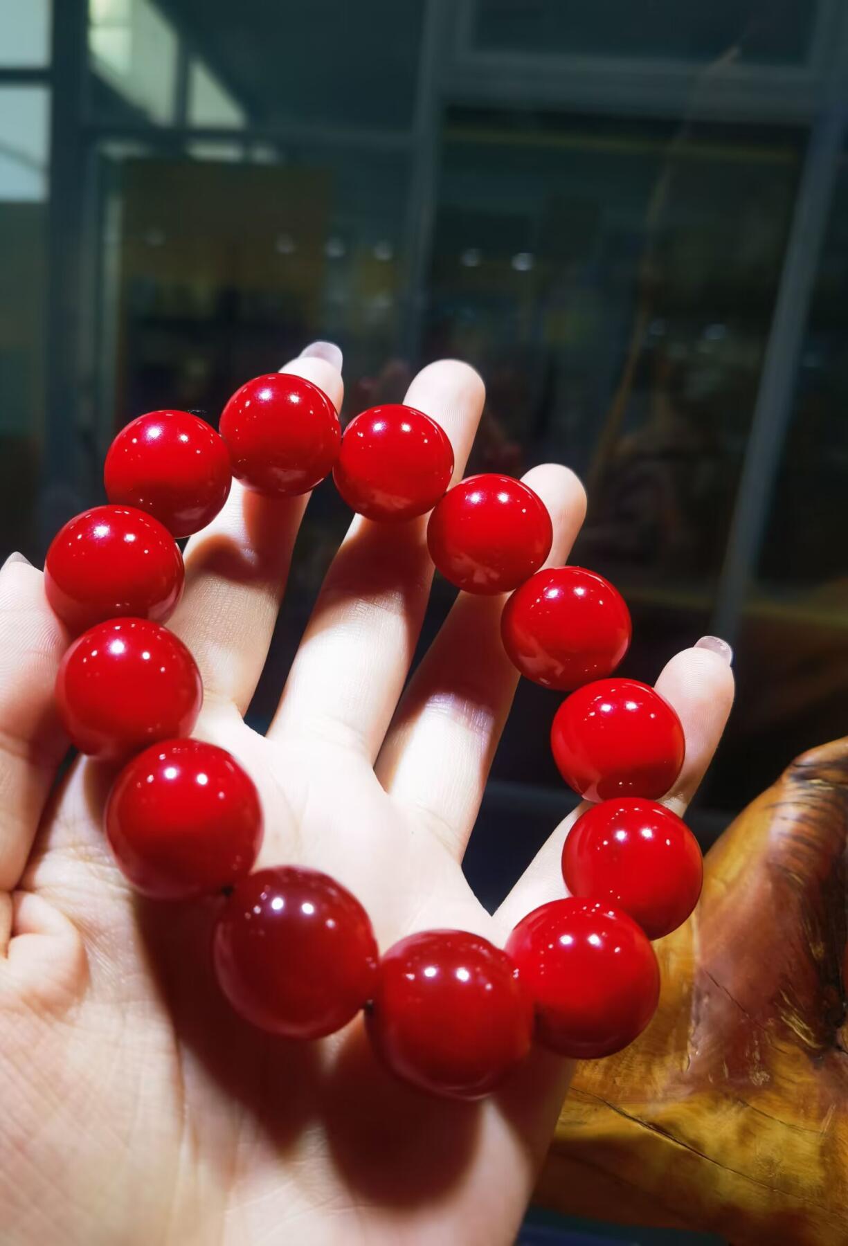 高品质皮珠手串男款佛珠
​十余年珍藏，料子已干透，整体1.8cm个别缩珠到1.7cm+。已稳定！
​手感温润如玉，光滑细腻！个别长度不规圆。微距下可见天然纹路！
​孤品难求！