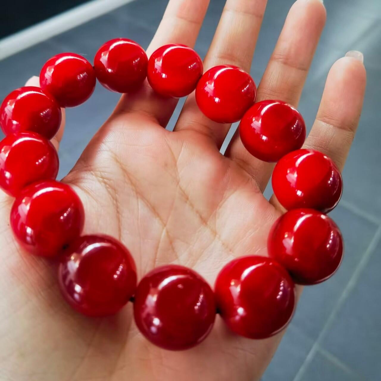 高品质皮珠手串男款佛珠
​十余年珍藏，料子已干透，整体1.8cm个别缩珠到1.7cm+。已稳定！
​手感温润如玉，光滑细腻！个别长度不规圆。微距下可见天然纹路！
​孤品难求！