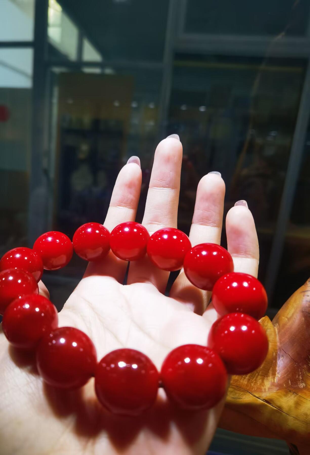 高品质皮珠手串男款佛珠
​十余年珍藏，料子已干透，整体1.8cm个别缩珠到1.7cm+。已稳定！
​手感温润如玉，光滑细腻！个别长度不规圆。微距下可见天然纹路！
​孤品难求！