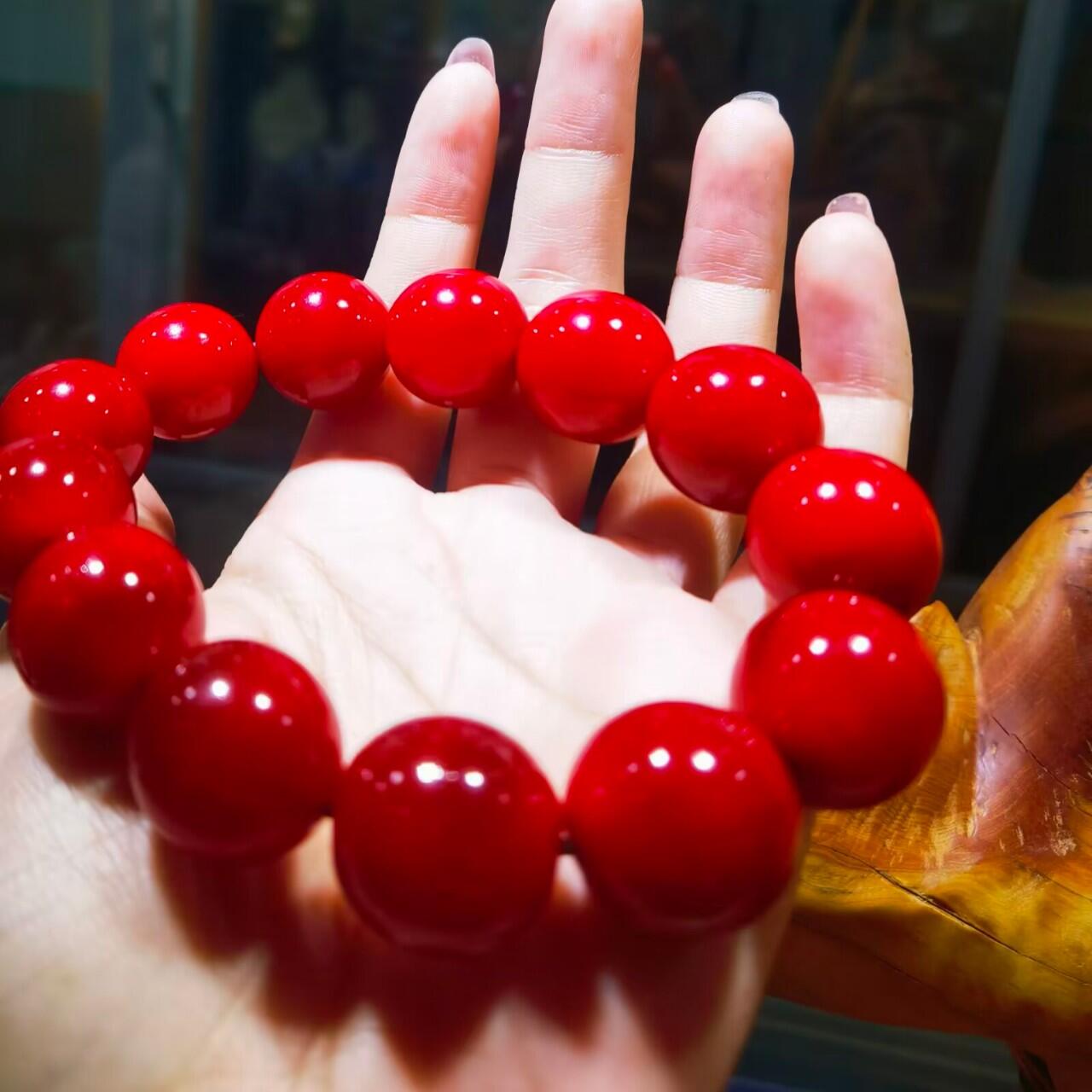 高品质皮珠手串男款佛珠
​十余年珍藏，料子已干透，整体1.8cm个别缩珠到1.7cm+。已稳定！
​手感温润如玉，光滑细腻！个别长度不规圆。微距下可见天然纹路！
​孤品难求！