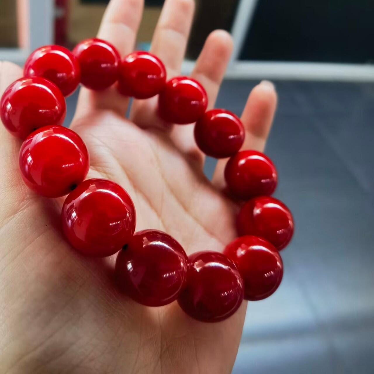 高品质皮珠手串男款佛珠
​十余年珍藏，料子已干透，整体1.8cm个别缩珠到1.7cm+。已稳定！
​手感温润如玉，光滑细腻！个别长度不规圆。微距下可见天然纹路！
​孤品难求！