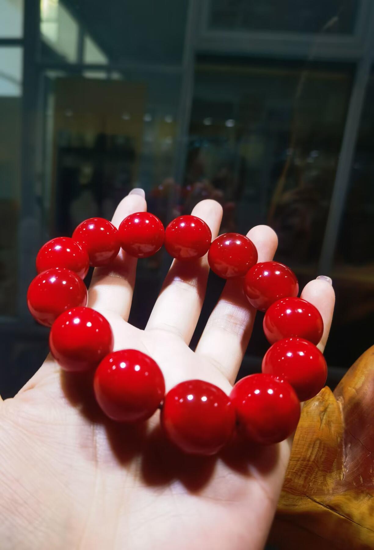 高品质皮珠手串男款佛珠
​十余年珍藏，料子已干透，整体1.8cm个别缩珠到1.7cm+。已稳定！
​手感温润如玉，光滑细腻！个别长度不规圆。微距下可见天然纹路！
​孤品难求！