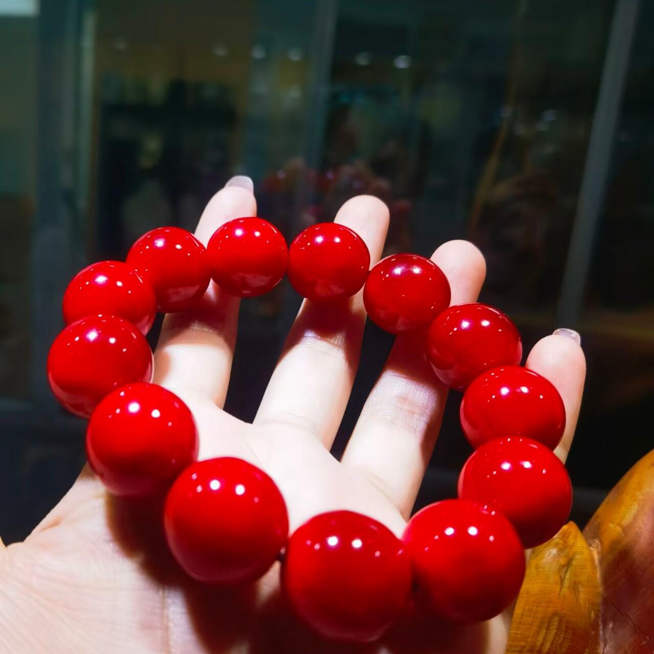 高品质皮珠手串男款佛珠
​十余年珍藏，料子已干透，整体1.8cm个别缩珠到1.7cm+。已稳定！
​手感温润如玉，光滑细腻！个别长度不规圆。微距下可见天然纹路！
​孤品难求！