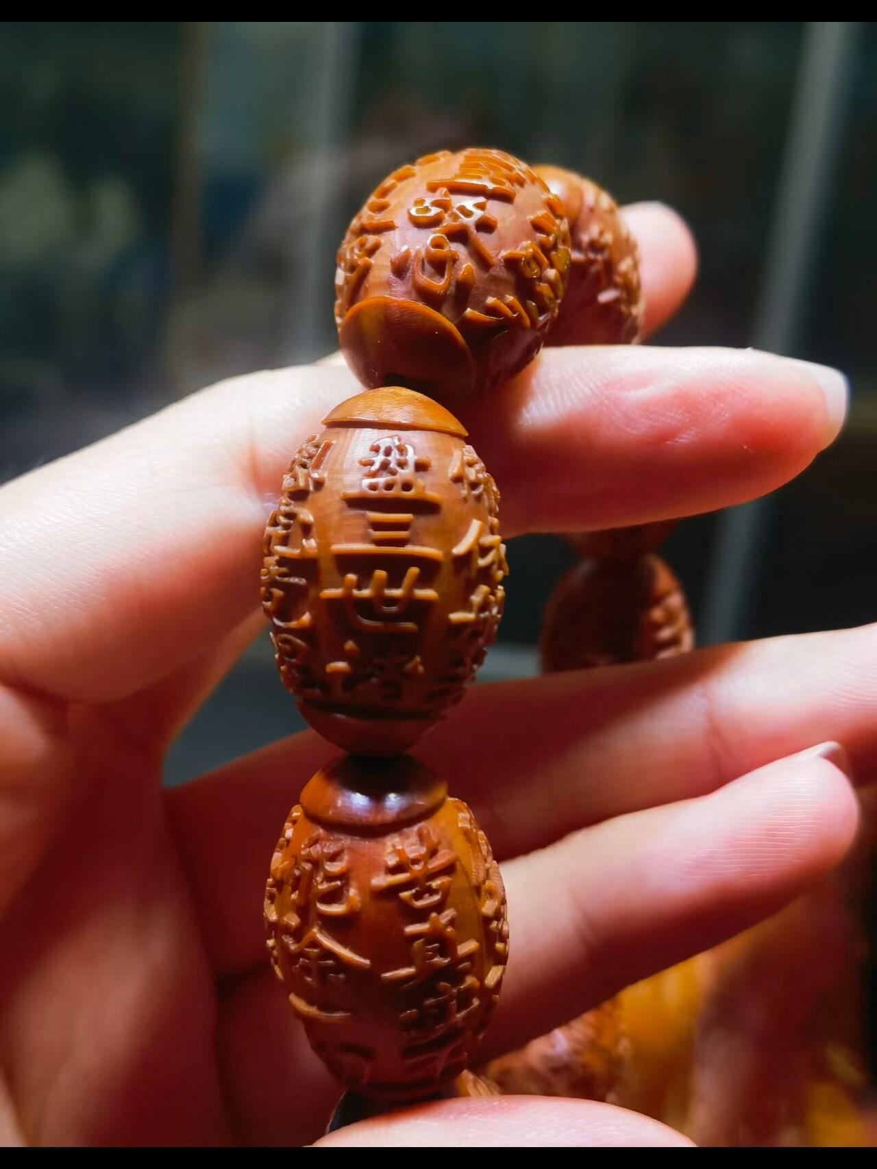 橄榄核浮雕手串佛珠男款，浮雕，十年老油核，纯手工雕刻，可见刀痕！尺寸:23mm*16mm