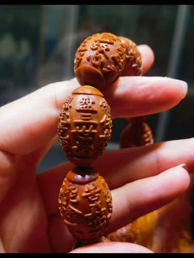 橄榄核浮雕手串佛珠男款，浮雕，十年老油核，纯手工雕刻，可见刀痕！尺寸:23mm*16mm