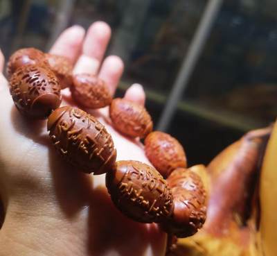 橄榄核浮雕手串佛珠男款，浮雕，十年老油核，纯手工雕刻，可见刀痕！尺寸:23mm*16mm