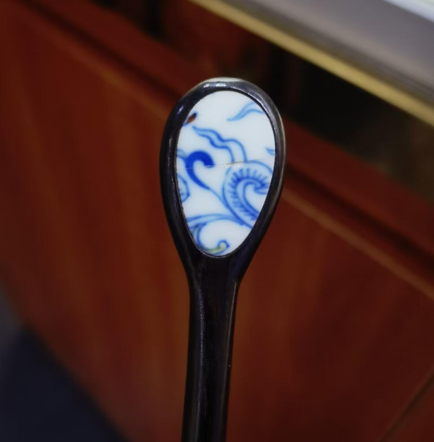 官窑簪子女款头饰，包老到代。中间有磕裂！品相如图！镶嵌紫檀木！长15cm宽1.9cm