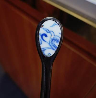 官窑簪子女款头饰，包老到代。中间有磕裂！品相如图！镶嵌紫檀木！长15cm宽1.9cm