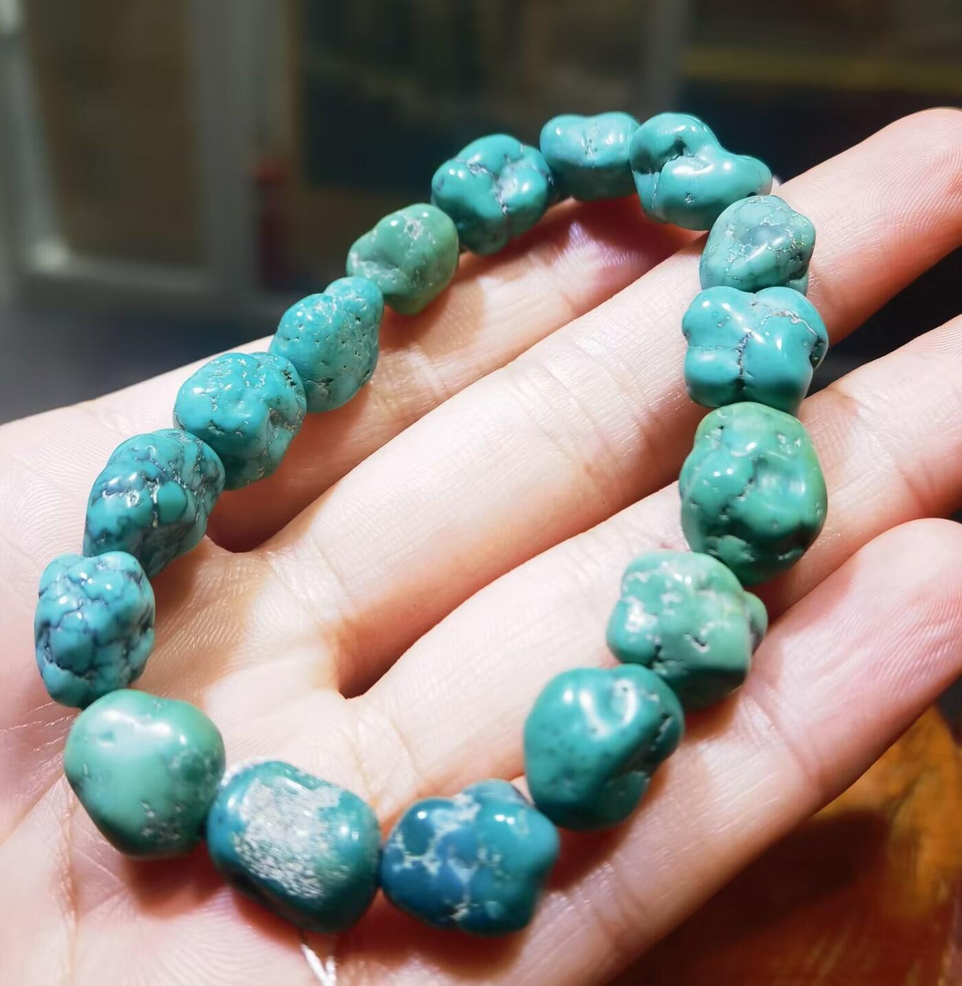 原矿松石随型手串佛珠男女款，纯天然天然随型，无沁色、无注胶、无过蜡！可见天然铁线矿点，瓷度密度较高，追求完美勿扰！上手佩戴盘玩变色速度快！尺寸；最小:10*9最大:14*12克重:22.9