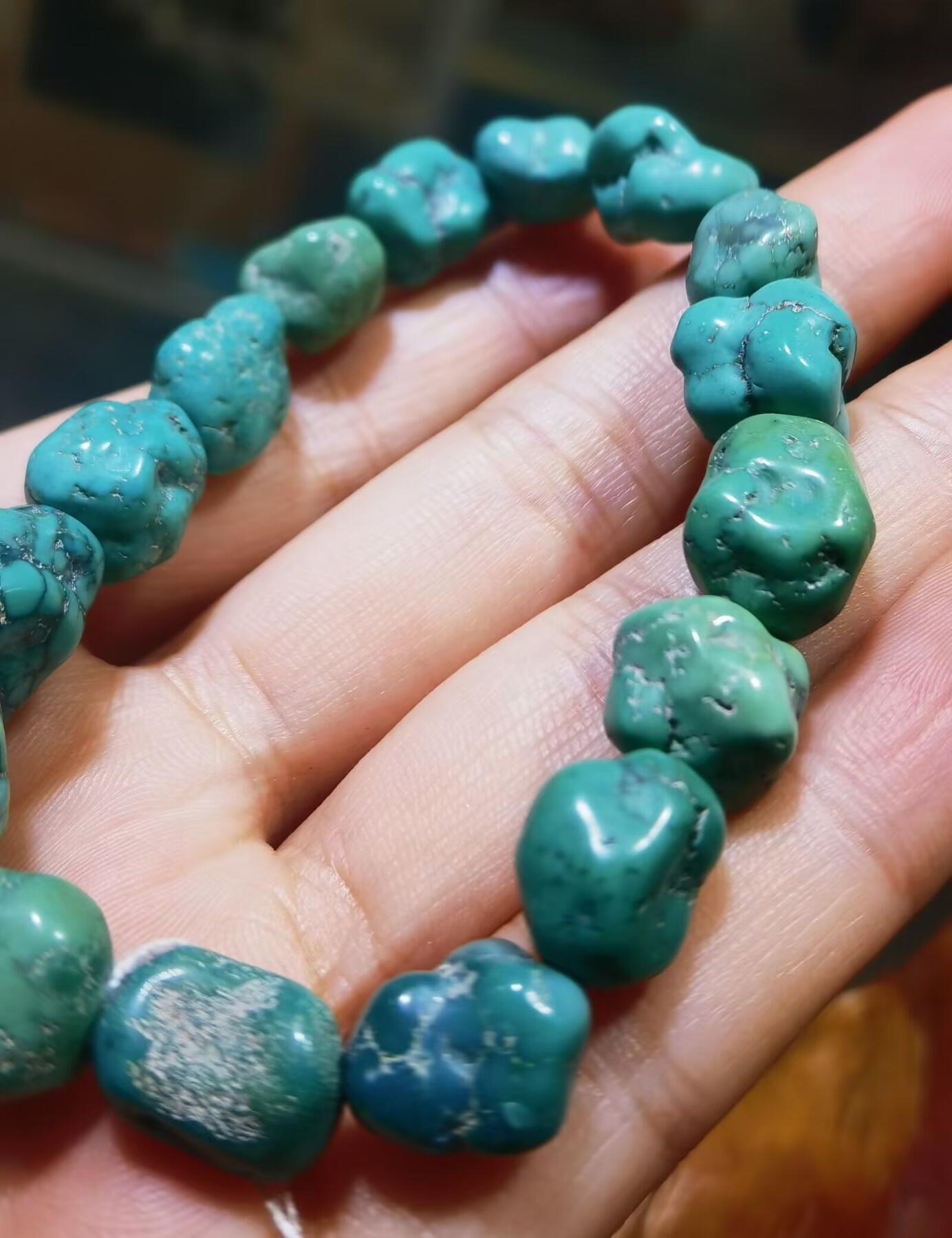 原矿松石随型手串佛珠男女款，纯天然天然随型，无沁色、无注胶、无过蜡！可见天然铁线矿点，瓷度密度较高，追求完美勿扰！上手佩戴盘玩变色速度快！尺寸；最小:10*9最大:14*12克重:22.9