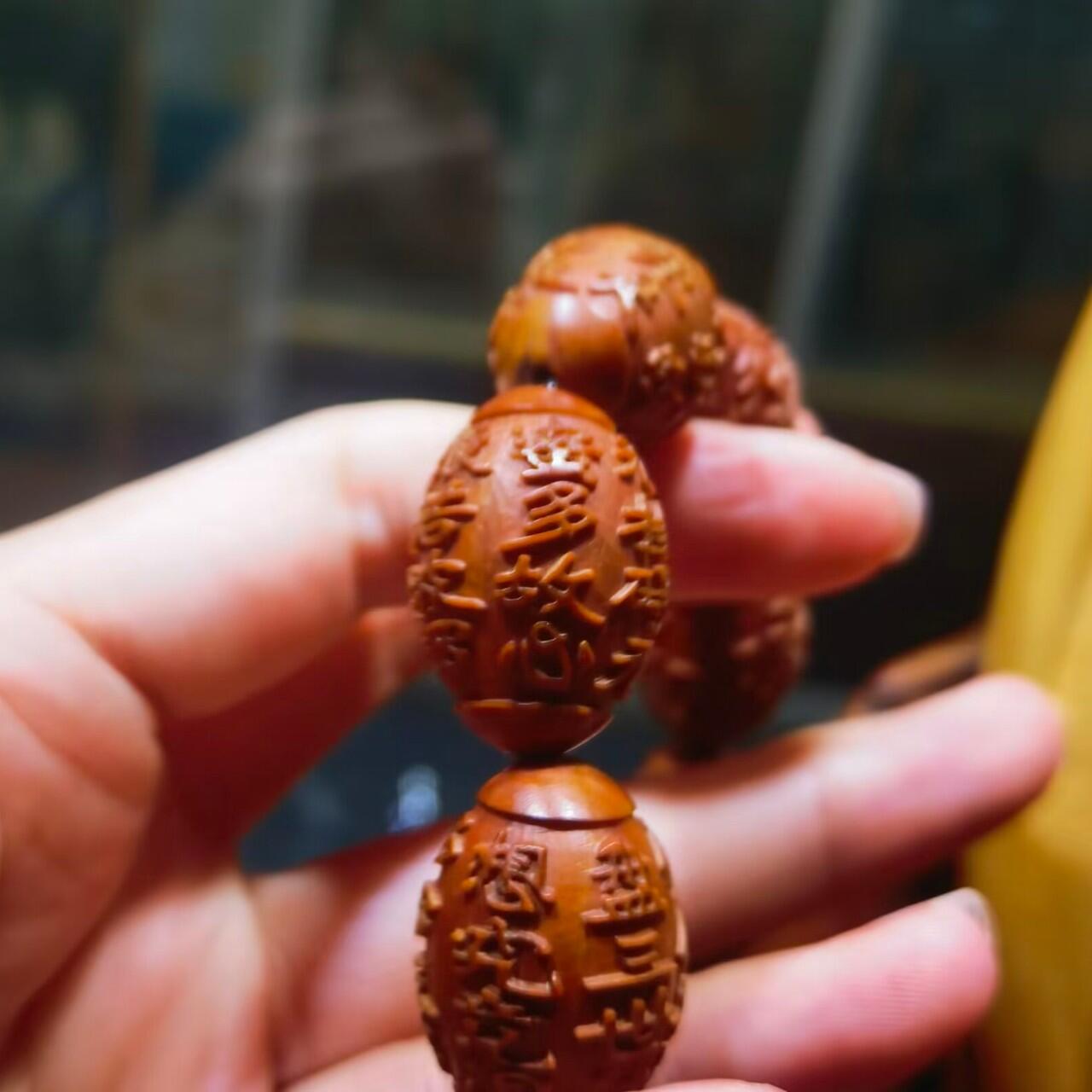 橄榄核浮雕手串佛珠男款，浮雕，十年老油核，纯手工雕刻，可见刀痕！尺寸:23mm*16mm