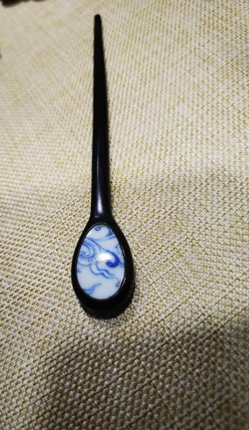 官窑簪子女款头饰，包老到代。中间有磕裂！品相如图！镶嵌紫檀木！长15cm宽1.9cm