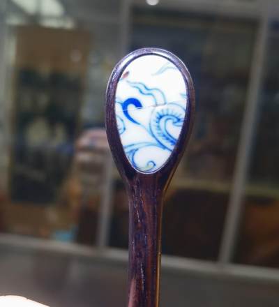 官窑簪子女款头饰，包老到代。中间有磕裂！品相如图！镶嵌紫檀木！长15cm宽1.9cm