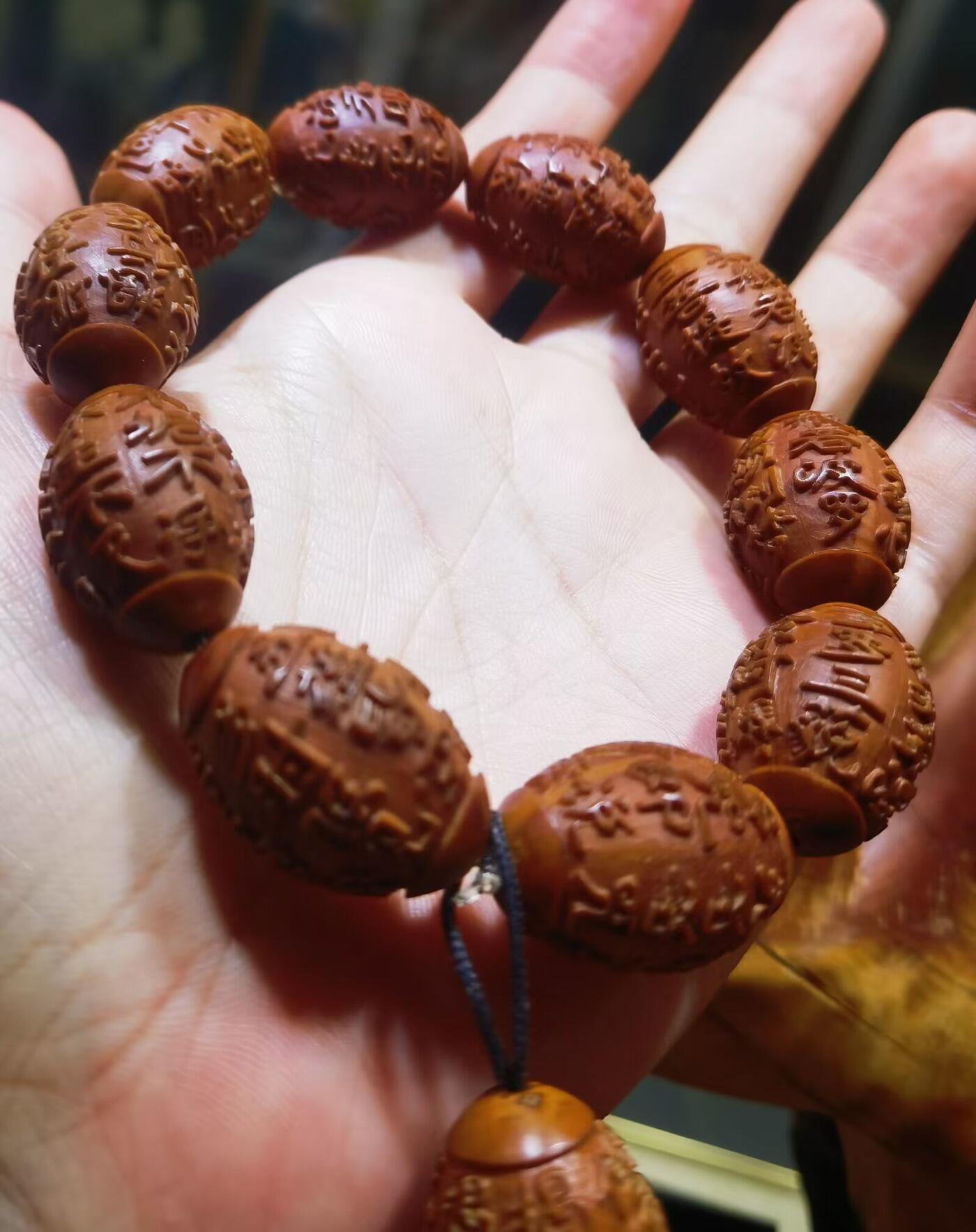 橄榄核浮雕手串佛珠男款，浮雕，十年老油核，纯手工雕刻，可见刀痕！尺寸:23mm*16mm