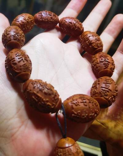 橄榄核浮雕手串佛珠男款，浮雕，十年老油核，纯手工雕刻，可见刀痕！尺寸:23mm*16mm