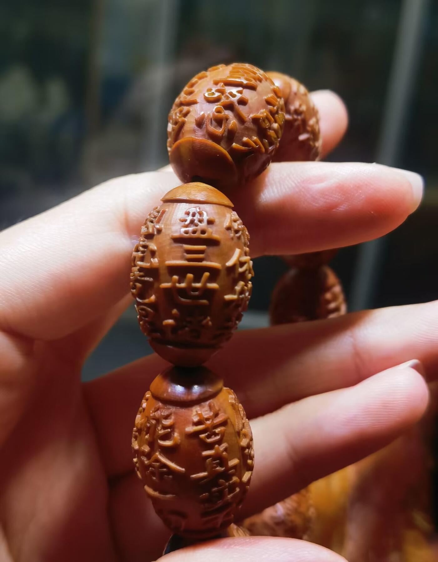 橄榄核浮雕手串佛珠男款，浮雕，十年老油核，纯手工雕刻，可见刀痕！尺寸:23mm*16mm