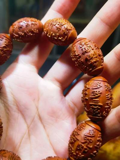 橄榄核浮雕手串佛珠男款，浮雕，十年老油核，纯手工雕刻，可见刀痕！尺寸:23mm*16mm