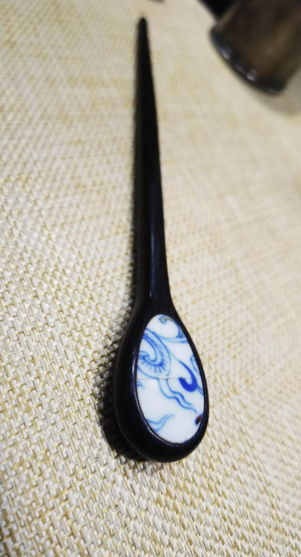 官窑簪子女款头饰，包老到代。中间有磕裂！品相如图！镶嵌紫檀木！长15cm宽1.9cm